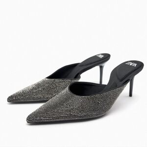 NWOT Rhinestone healed shoes